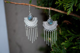 Boucles d'oreilles pendantes en labradorite gris brillant