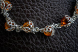 Bracelet avec ambre cognac en forme de coccinelle