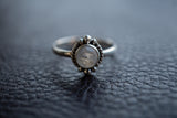 Bague avec labradorite blanche (pierre de lune arc-en-ciel)