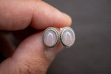Boucles d’oreilles ovales en tiges avec quartz rose – Minimalisme doux