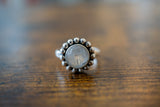 Bague avec labradorite blanche en argent 925