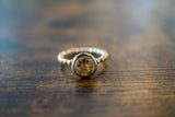 Bague en argent 925 vermeil avec citrine ronde – bande ornée de boucles élégantes
