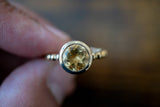 Bague en argent 925 vermeil avec citrine ronde – bande ornée de boucles élégantes