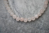 Collier en perles de quartz rose naturel – élégance douce et apaisante (0,8-1 cm)