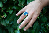 L’élégance du lapis-lazuli – Bague en argent massif ornée d’un oiseau délicat
