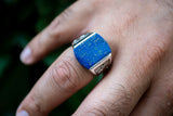 L’élégance du lapis-lazuli – Bague en argent massif ornée d’un oiseau délicat