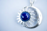 Pendentif avec lapis lazuli en forme de lune et soleil