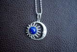 Pendentif avec lapis lazuli en forme de lune et soleil