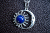 Pendentif avec lapis lazuli en forme de lune et soleil