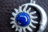 Pendentif avec lapis lazuli en forme de lune et soleil