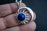 Pendentif avec lapis lazuli en forme de lune et soleil