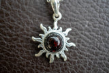 Pendentif Soleil en Ambre Cerise de la Mer Baltique (Moyen)