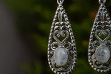 Boucles d'oreilles avec labradorites blanches (pierre de lune arc-en-ciel) en argent 925