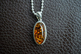 Pendentif ovale en argent 925 avec ambre cognac de la Mer Baltique
