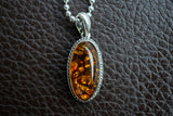 Pendentif ovale en argent 925 avec ambre cognac de la Mer Baltique