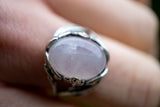Bague en argent avec quartz rose et motif feuilles