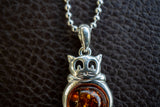 Pendentif chat en argent 925 avec ambre cognac de la Mer Baltique