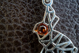 Pendentif avec ambre cognac en forme de lapin