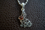 Pendentif avec ambre cognac en forme de lapin