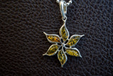 Pendentif feuille en argent 925 avec ambres verts naturels