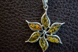 Pendentif feuille en argent 925 avec ambres verts naturels