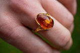 Bague entrelacée avec ambre cognac