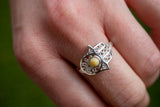 Bague avec ambre jaune en forme de khamsa