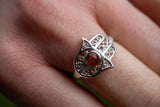 Ring mit Cognac-Bernstein in Form einer Khamsa