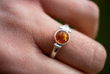 Petite bague avec ambre cognac