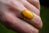 Grande bague ovale avec ambre jaune