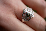 Bague avec ambre vert en forme de khamsa