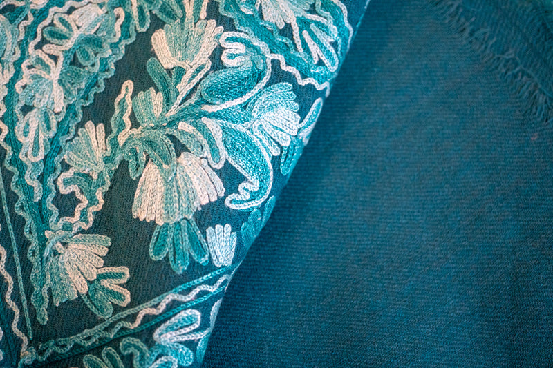 Châle en Laine Brodé « Ari work »