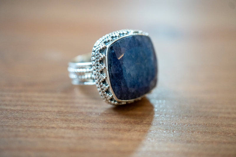 Ring aus natürlichem Saphir und 925er Silber