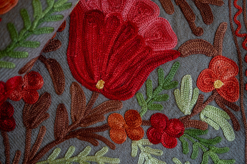 Bestickter Wollschal „Ari-Arbeit“ 