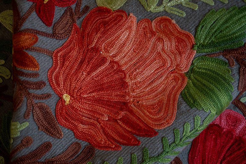 Bestickter Wollschal „Ari-Arbeit“ 