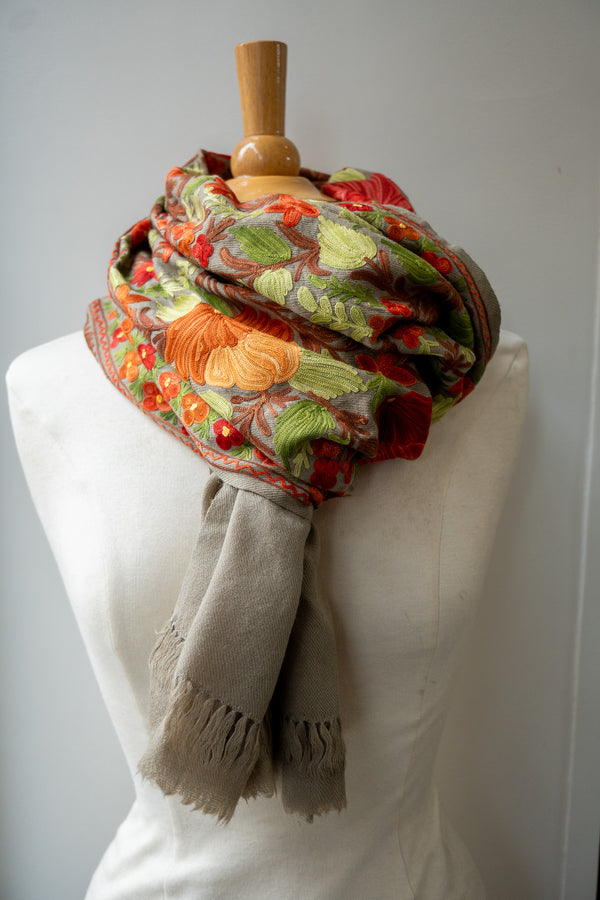 Châle en Laine Brodé « Ari work »