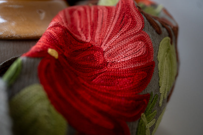 Bestickter Wollschal „Ari-Arbeit“ 