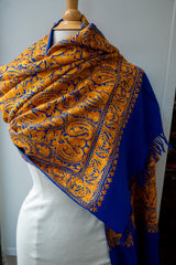 Bestickter Wollschal „Ari-Arbeit“ 