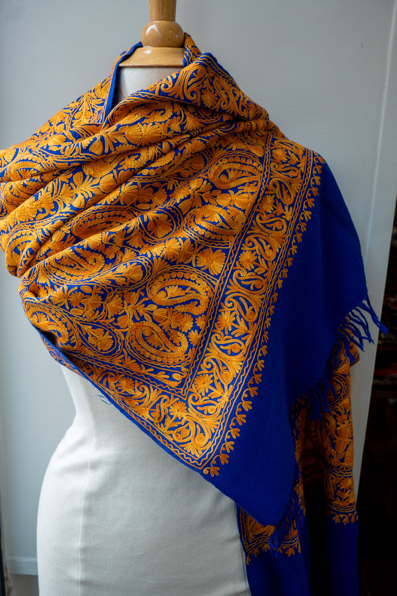 Bestickter Wollschal „Ari-Arbeit“ 