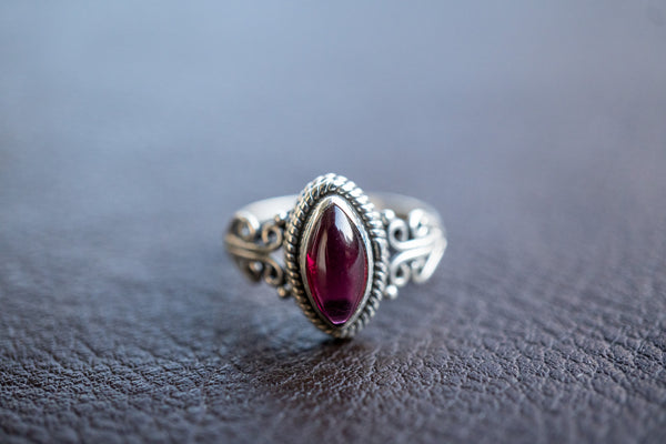 Bague grenat en forme de diamant