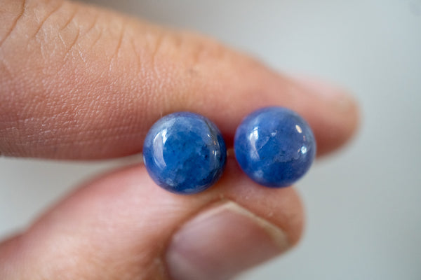 Puces d’oreilles en saphirs naturels cabochon – Argent 925 (Petit)