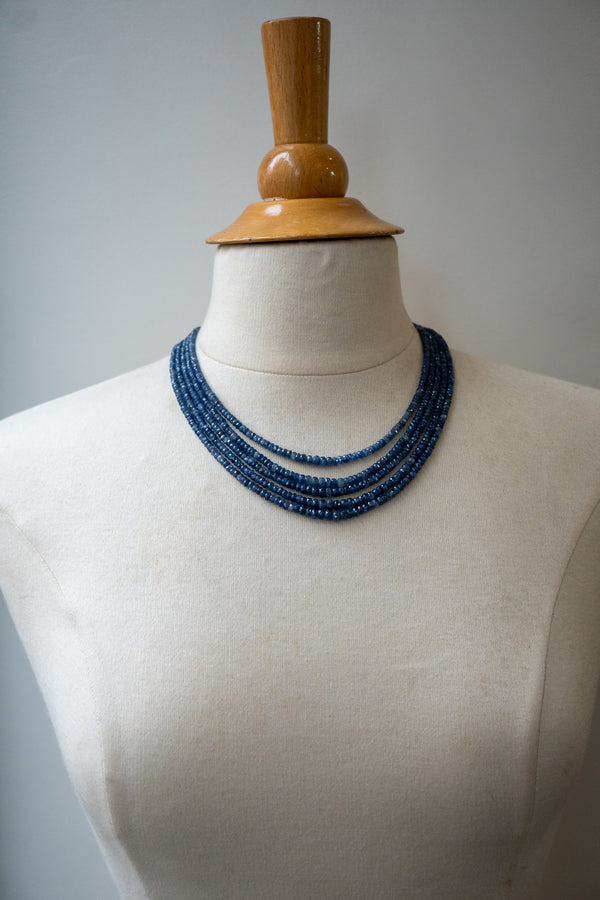 Collier cinq rangs en saphirs naturels facettés – Argent 925 ajustable