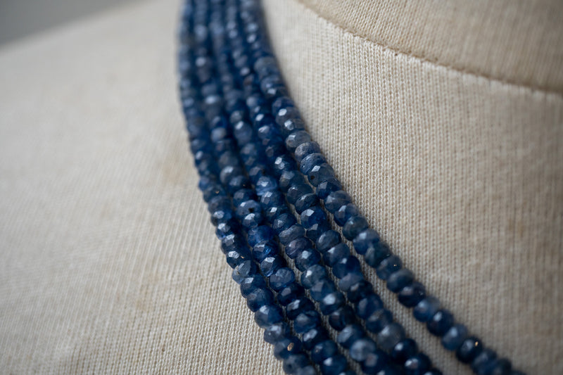 Collier cinq rangs en saphirs naturels facettés – Argent 925 ajustable