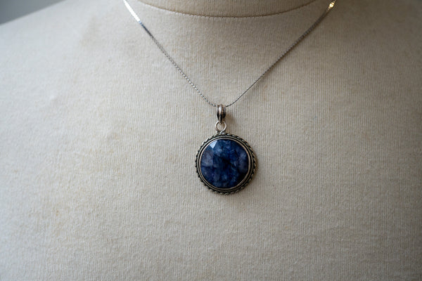 Pendentif ethnique rond en saphir naturel et argent 925 (grand)