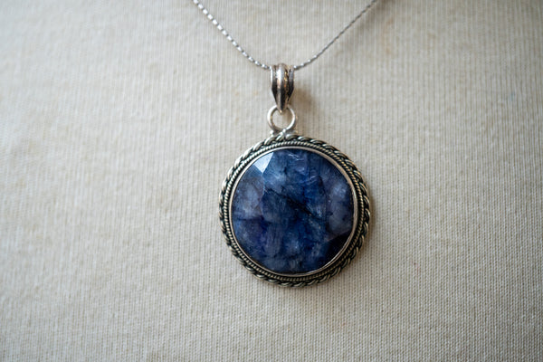 Pendentif ethnique rond en saphir naturel et argent 925 (grand)