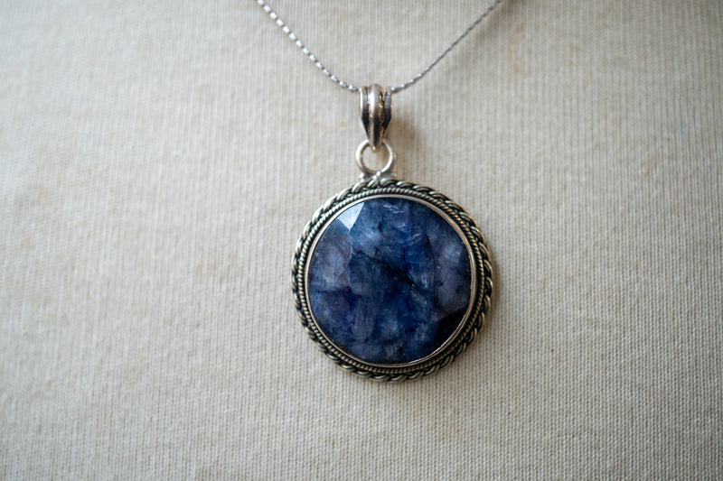 Pendentif ethnique rond en saphir naturel et argent 925 (grand)