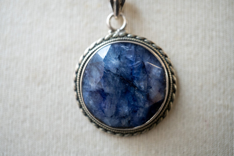 Pendentif ethnique rond en saphir naturel et argent 925 (grand)