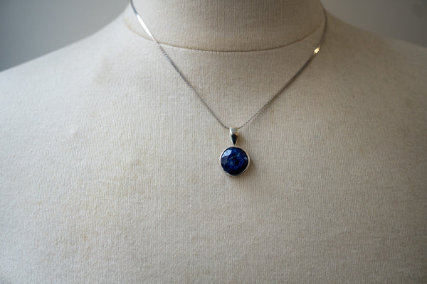 Pendentif rond avec saphir naturel et argent 925