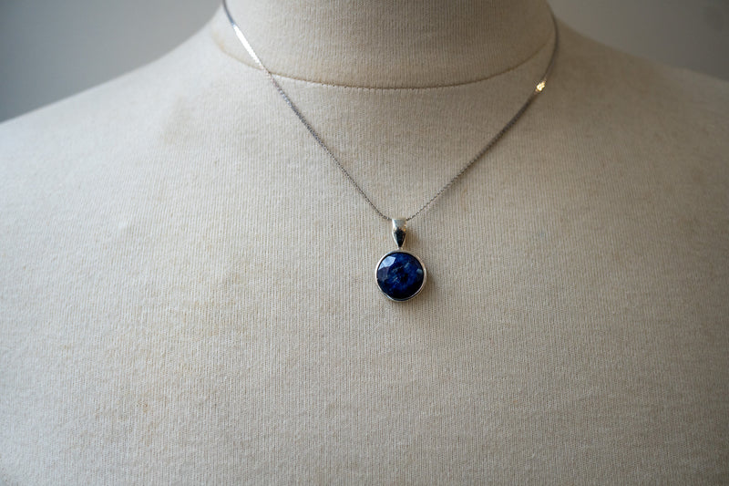 Pendentif rond avec saphir naturel et argent 925