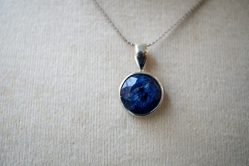 Pendentif rond avec saphir naturel et argent 925